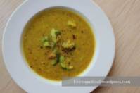 Indische Suppe mit roten Linsen und Brokkoli