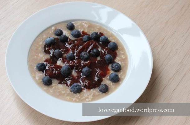 Feines Zwetschgen-Zimt-Porridge mit frischen Heidelbeeren