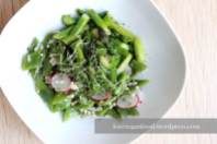 Frühlingssalat mit grünem Spargel und Buchweizen