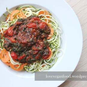 Gemüsepasta mit Spinat-Tomaten-Soße