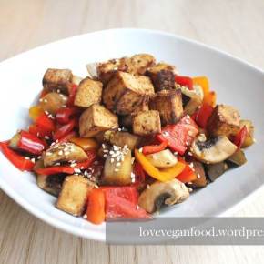 Sambal-Oelek-Tofu mit buntem Gemüse und Sesam